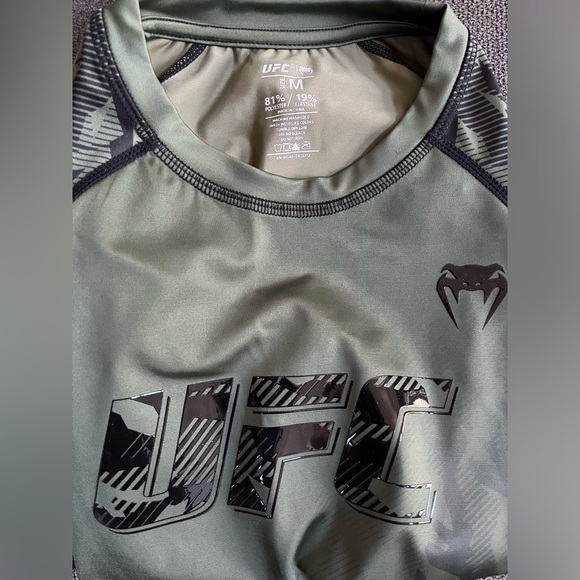 UFC Venum rashguard-men’s Medium fits like XS - Picture 3 of 4